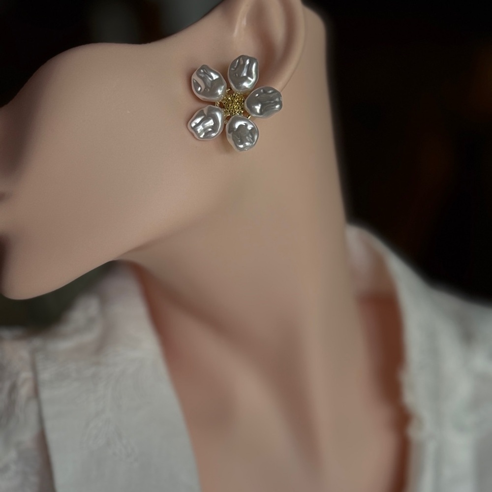 Chic Floral Pearl Earrings | NEW ✨ - Picture 3 of 5